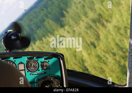 Volo in elicottero su un luogo di inizio e la fine di automobile rally-raid " Bielorussia - Baha - 2014'. Foto Stock