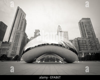 Una in bianco e nero vista di Cloud Gate (il bean), un pubblico scultura di Anish Kapoor. Il Millennium Park di Chicago, Illinois. Foto Stock