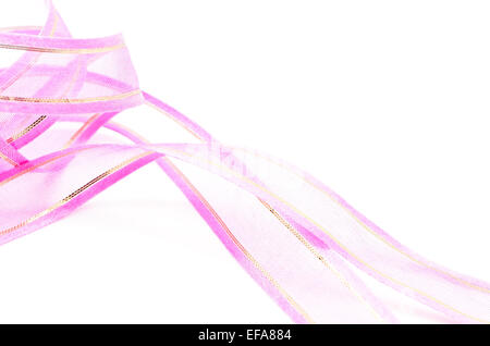 Bellissimo regalo rosa nastro su sfondo bianco Foto Stock