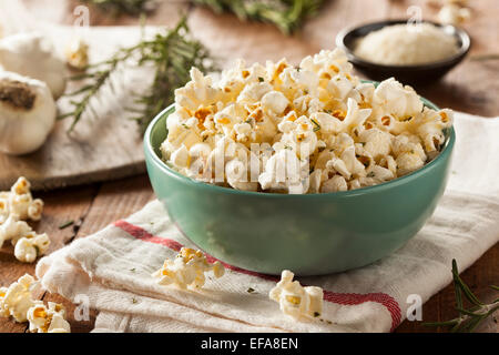 In casa Erba di rosmarino e formaggio di popcorn in una ciotola Foto Stock