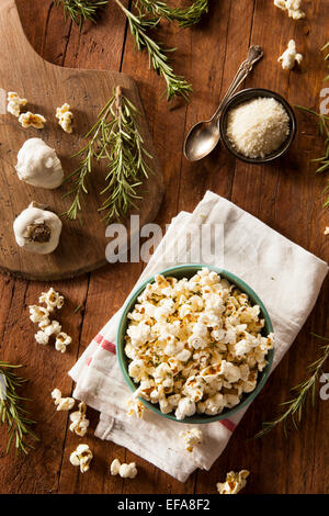 In casa Erba di rosmarino e formaggio di popcorn in una ciotola Foto Stock