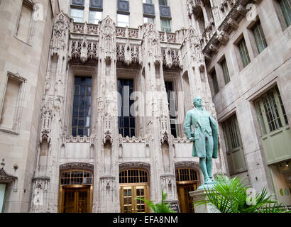 Una vista di una statua di Nathan Hale (da Bela Lyon Pratt) davanti all'ingresso del Chicago Tribune Tower. Foto Stock