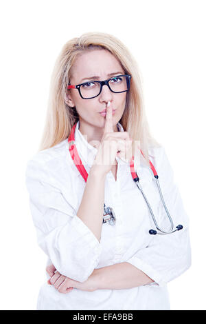 Attraente dama medico ordinazione di silenzio su sfondo bianco Foto Stock