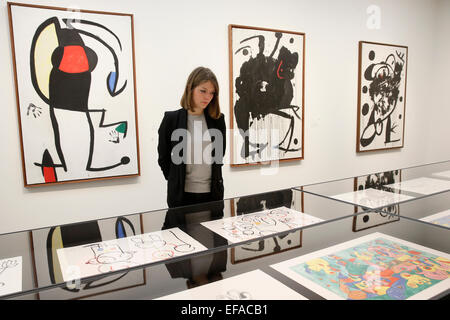 Una donna ammirando il lavoro di artista catalano Joan Miro (1893-1983) al Bucerius Kunstforum ad Amburgo, in Germania il 29 gennaio 2015. La mostra "iro. Malerei als Poesie' (Miro. La pittura come poesia), corre al Bucerius Kunstforum dal 31 gennaio - 25 maggio 2015. Foto: JOERN POLLEX/dpa Foto Stock
