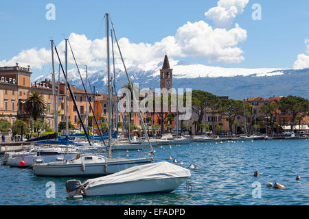 Le barche nel porto, il Lago di Garda, Toscolano-Maderno, provincia di Brescia, Lombardia, Italia Foto Stock