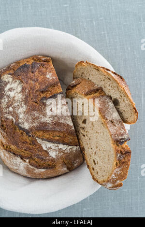 Rustico pane di pasta acida in basket Foto Stock