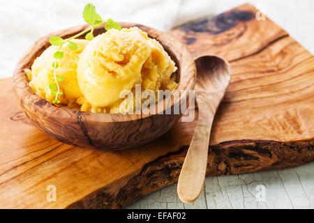 Gelato al mango sorbetto nelle olive ciotola di legno Foto Stock