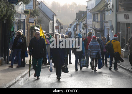 A buon mercato di strada con la folla in inverno, nella città mercato di Sherborne, Dorset, Inghilterra Foto Stock