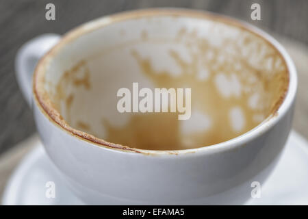 Svuotare tazza da caffè in legno di rovere e tabella Foto Stock