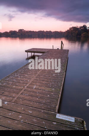 Pontile in legno pontile Heath Pond di Petersfield, Hampshire Foto Stock