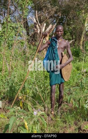 Suri è il nome di una tribù sedentarie nella parte sud-ovest dell Etiopia. Sul modo di Kibish 20 maggio 2014. Foto Stock