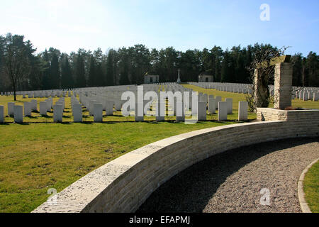 Il Becklingen War Cemetery è un cimitero militare, che è stato costruito sotto la direzione della Commissione delle tombe di guerra del Commonwealth ed è supervisionato. Questo cimitero è situato nei pressi del villaggio di Wietzendorf nel quartiere Bockel a nord di Becklingen directl Foto Stock