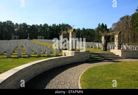 Il Becklingen War Cemetery è un cimitero militare, che è stato costruito sotto la direzione della Commissione delle tombe di guerra del Commonwealth ed è supervisionato. Questo cimitero è situato nei pressi del villaggio di Wietzendorf nel quartiere Bockel a nord di Becklingen directl Foto Stock