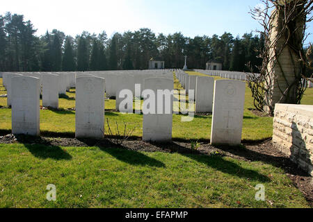 Il Becklingen War Cemetery è un cimitero militare, che è stato costruito sotto la direzione della Commissione delle tombe di guerra del Commonwealth ed è supervisionato. Questo cimitero è situato nei pressi del villaggio di Wietzendorf nel quartiere Bockel a nord di Becklingen directl Foto Stock