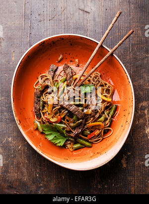 Noodles fritti Yakisoba con carne di manzo sulla targhetta rossa Foto Stock