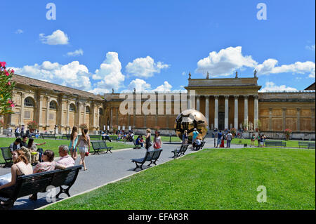 Il Museo del Vaticano cortile con un enorme sfera dorata, Roma, Italia. Foto Stock