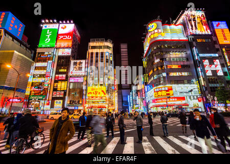 TOKYO - 13 novembre: cartelloni in Shinjuku il Kabuki-cho district Novembre 13, 2014 a Tokyo, JP. La zona è una vita notturna distri Foto Stock