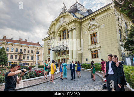 Giovani uomini e donne a Olha Kobylianska teatro di musica e teatro, 1905, Piazza Teatro in Chernivtsi, Bukovina Regione, Ucraina Foto Stock