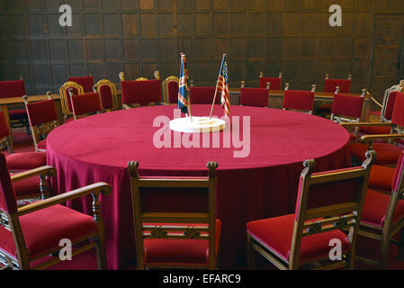 Potsdam, Germania. 30 gen, 2015. Le bandiere del Regno Unito, gli Stati Uniti e la ex Unione Sovietica sul tavolo della sala conferenze di Schloss Cecilienhof a Potsdam, Germania, 30 gennaio 2015. Dal 17 luglio - 2 agosto 1945 Winston Churchill, Harry Truman e Josef Stalin ha portato le delegazioni di queste nazioni alleate per discutere del futuro dell' Europa e la Germania dopo la WW2. Foto: RALF HIRSCHBERGER/dpa (/NESSUNA VENDITA) © dpa/Alamy Live News Foto Stock