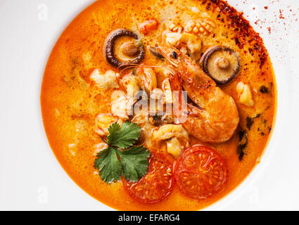 Piccante zuppa tailandese Tom Yam con peperoncino e frutti di mare vicino fino Foto Stock