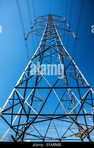 Un traliccio di elettricità contro un cielo blu senza nuvole. Foto Stock