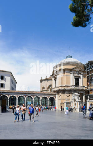 Una parte del Museo Vaticano edificio e l'entrata del giardino del Vaticano, Roma, Italia. Foto Stock