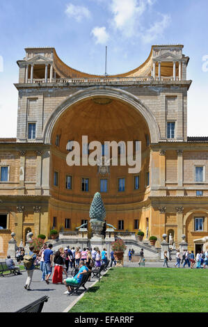 Il Museo del Vaticano cortile con un enorme sfera dorata, Roma, Italia. Foto Stock