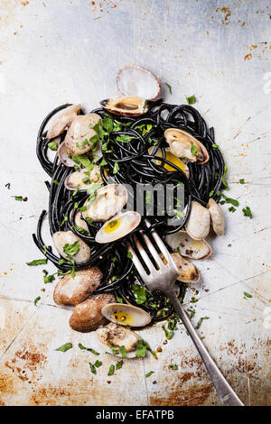 Piatti di pasta con le vongole Spaghetti vongole su acciaio sfondo testurizzata Foto Stock