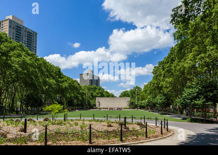 Cadman Plaza Park guardando verso il WWII War Memorial, Downtown Brooklyn/Brooklyn Heights, New York City, NY, STATI UNITI D'AMERICA Foto Stock