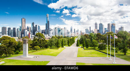 La vista dal Santuario di ricordo verso il CBD di Melbourne e in una calda giornata estiva Foto Stock