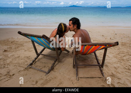 Gli amanti della coppia baciare in una amaca sulla spiaggia. Phi Phi Don. Rilassatevi sulla spiaggia. Phak Nam Bay. Thailandia. Asia. Phi Phi Don island. Kra Foto Stock