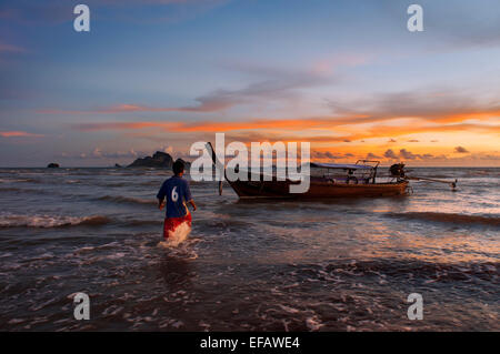 Pescatore in isola felice, Hat Phra Nang Beach, Railay, Provincia di Krabi, Thailandia, Sud-est asiatico, in Asia. Hat Phra Nang Beach, Rai Foto Stock