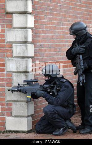 Poliziotti armati su un esercizio in Cleveland uk. Foto Stock