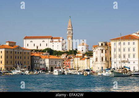 Barche ormeggiate al tramonto nel porto di pirano, Slovenia Foto Stock