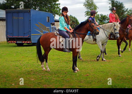 Giovane ragazza sul suo pony presso una scuola di equitazione a Clonakilty West Cork in Irlanda Foto Stock