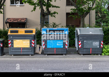 Contenitori per rifiuti Foto Stock