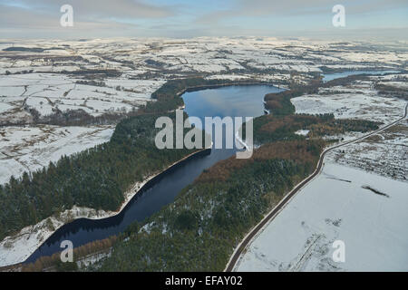 Un viaggio panoramico in inverno veduta aerea della Turton e Entwistle serbatoio tra Blackburn e Bolton in Lancashire Foto Stock