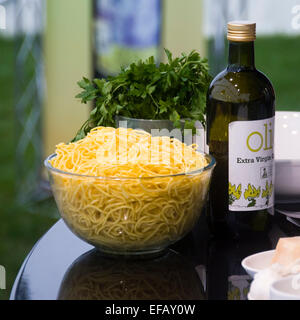 Olio di oliva spaghetti e prezzemolo prima di cottura di cibi per bambini Festival Abingdon 2007 - Terra fiducia Foto Stock