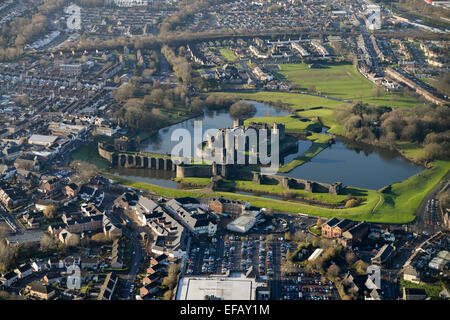 Una veduta aerea del Castello di Caerphilly, una parzialmente rovinato fortificazione risalente al XIII secolo Foto Stock