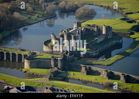 Una veduta aerea del Castello di Caerphilly, una parzialmente rovinato fortificazione risalente al XIII secolo Foto Stock