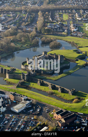 Una veduta aerea del Castello di Caerphilly, una parzialmente rovinato fortificazione risalente al XIII secolo Foto Stock