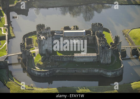 Una veduta aerea del Castello di Caerphilly, una parzialmente rovinato fortificazione risalente al XIII secolo Foto Stock