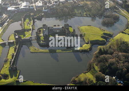 Una veduta aerea del Castello di Caerphilly, una parzialmente rovinato fortificazione risalente al XIII secolo Foto Stock