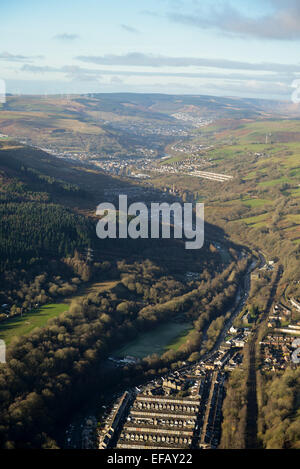 Una veduta aerea da Pontypridd lungo la Rhondda Valley con il villaggio di Porth visibile in distanza Foto Stock