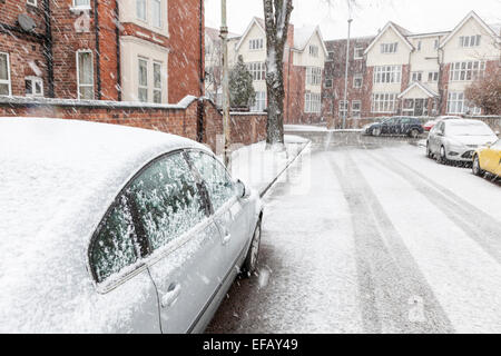 La neve cade su una strada residenziale, Nottinghamshire, England, Regno Unito Foto Stock