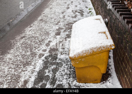 Sul ciglio della strada lo scomparto di grana o la casella nella neve, Nottinghamshire, England, Regno Unito Foto Stock