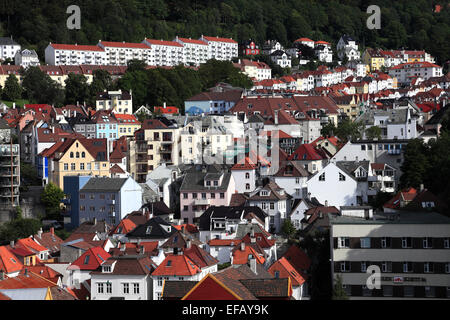 In legno antico edifici anseatica facente parte di Bryggen, un sito Patrimonio Mondiale dell'UNESCO, la città di Bergen, Hordaland, Norvegia Foto Stock