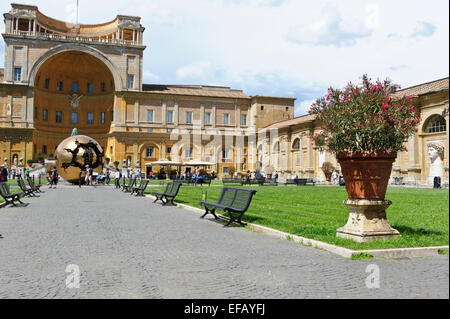 Il Museo del Vaticano cortile con un enorme sfera dorata, Roma, Italia. Foto Stock