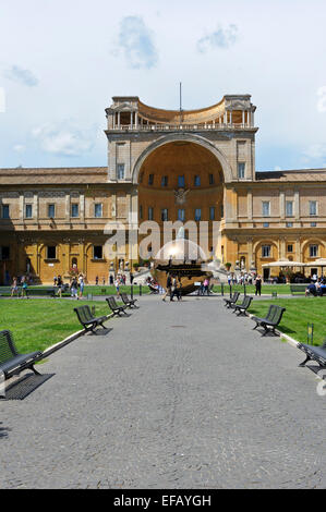 Il Museo del Vaticano cortile con un enorme sfera dorata, Roma, Italia. Foto Stock