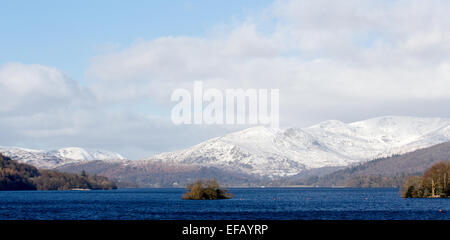 Lago di Windermere, Cumbria, Regno Unito. Il 30 gennaio, 2015. Regno Unito: Meteo freddo luminosa giornata di sole e neve sulle alte brughiere che si affaccia sul Lago di Windermere Credito: Gordon Shoosmith/Alamy Live News Foto Stock